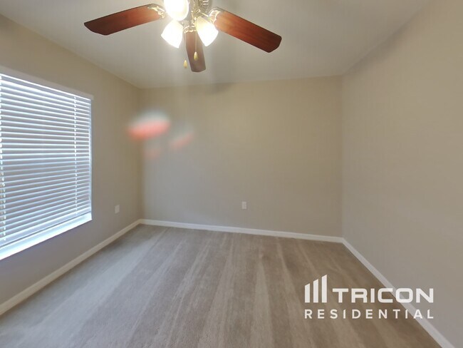Building Photo - 2704 Oak Hammock Loop