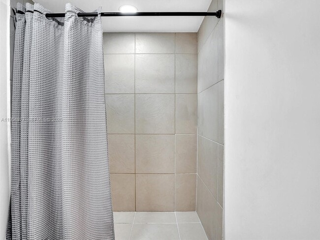 Building Photo - 3675 N Country Club Dr