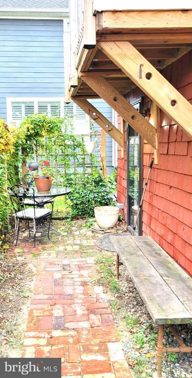 Building Photo - 264 Lake St