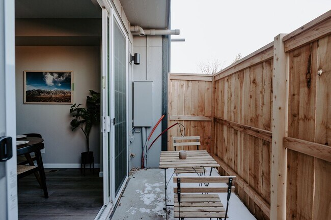 Building Photo - Gorgeous Townhome near Edgewater!