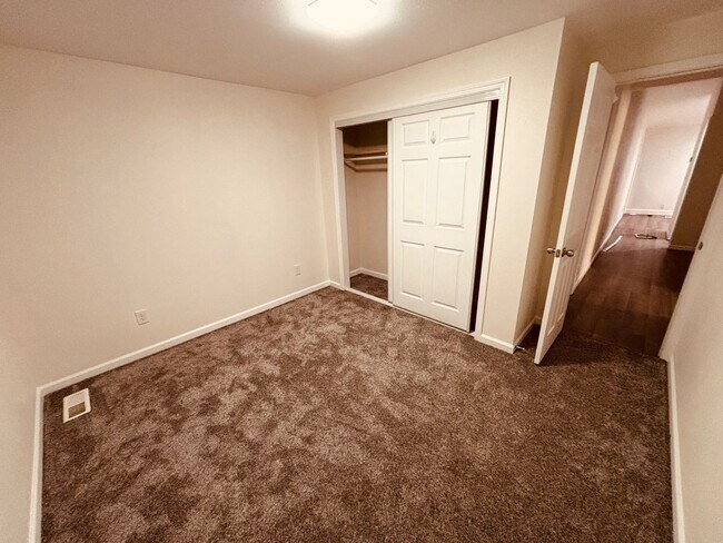 Building Photo - Charming 4 bedroom 2 bath home- West Linn, OR