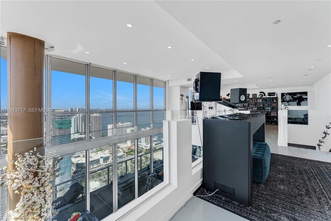 Building Photo - 1100 Biscayne Blvd