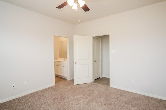 Building Photo - 25326 Shadowdale Dr