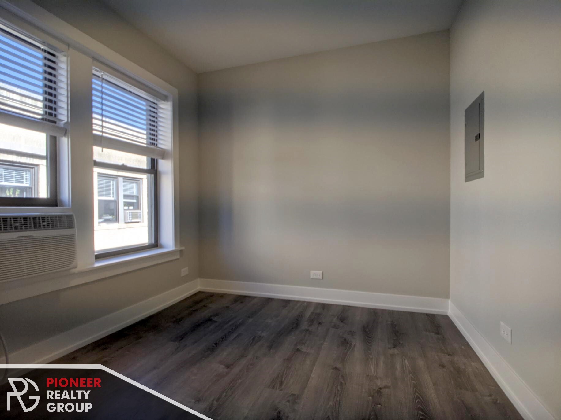 Building Photo - 709 W Brompton Ave