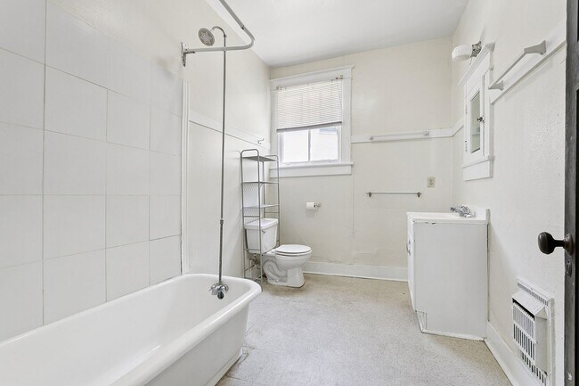 Building Photo - lrf2320