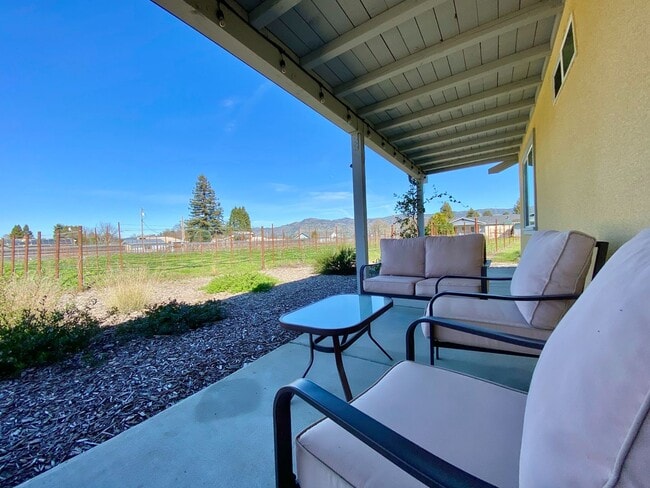 Building Photo - COMING SOON! 3 Bedrooms, 2 Bathrooms with ...