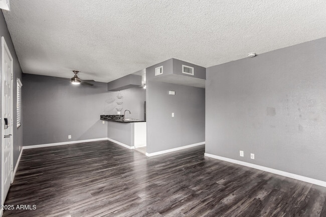 Building Photo - 286 W Palomino Dr