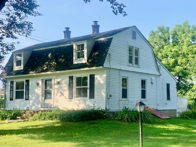Building Photo - Spacious Renovated Colonial on The Lebanon Green