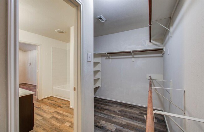 Building Photo - 2650 Daryns Landing Dr
