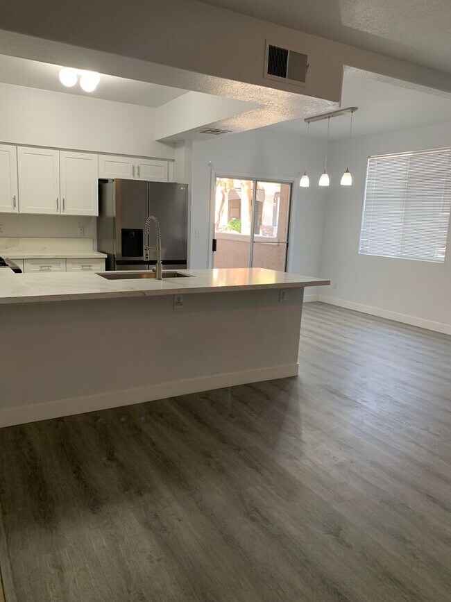 Building Photo - 3 bed, 2 bath, 2 car garage townhouse for ...