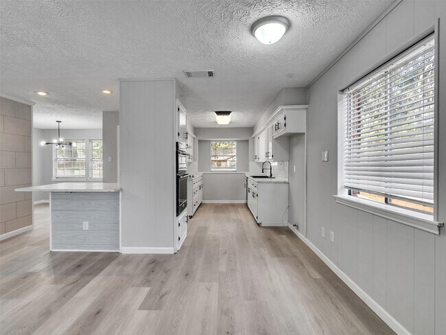 Building Photo - 3202 Lakehaven Dr