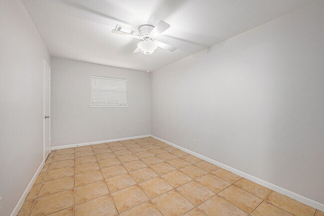 Building Photo - 5511 Loch Lomond Dr