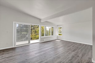 Building Photo - 10607 Des Moines Memorial Dr S