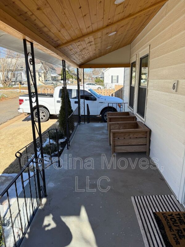 Building Photo - 6 10th St