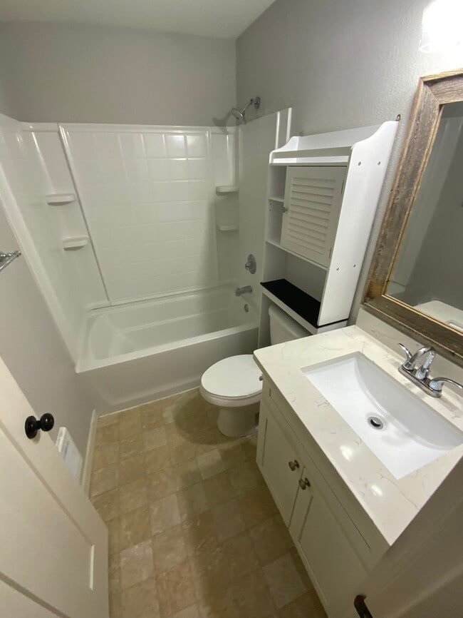 Building Photo - Immaculate N Tacoma 3bdr 2bath with full size W/D