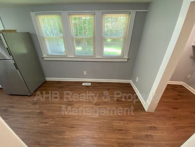 Building Photo - 619 New St