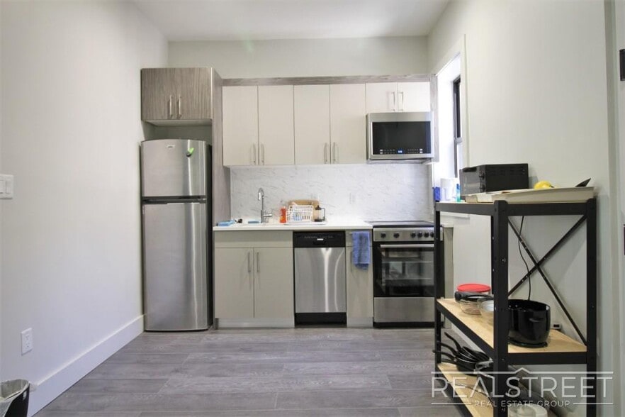 Building Photo - Grand Spacious 2 Bed in Prime Crown Heights