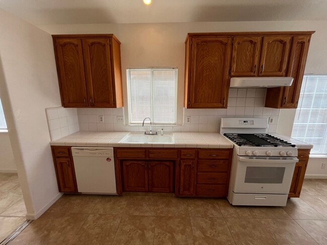 Building Photo - NE Visalia home coming soon