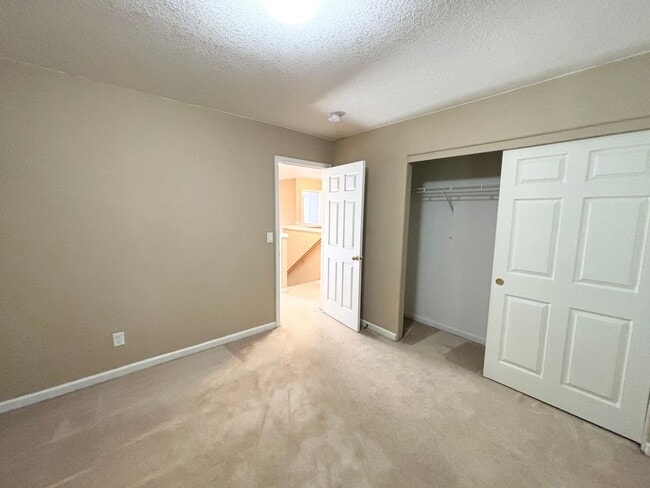 Building Photo - Cute 4 Bedroom Gresham Home!