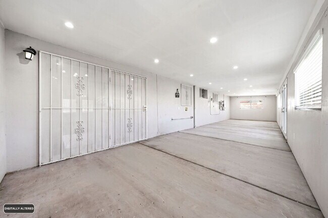 Building Photo - 2013 Las Verdes St