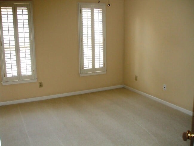 Building Photo - 2562 Oakwood Trce