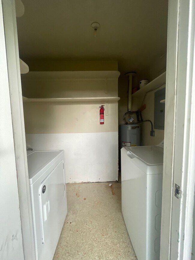 Building Photo - 3 Bed 2 Bath Home | Pet Friendly | Washer ...