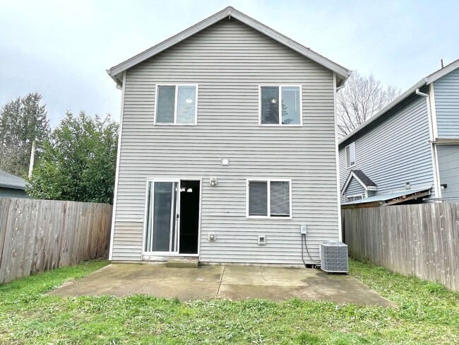 Building Photo - Lents Neighborhood, 4 bedroom, 2 1/2 baths...