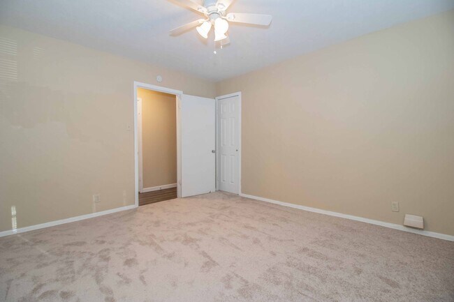 Building Photo - SOUTH HILLS Home on Large Corner Lot!!!!