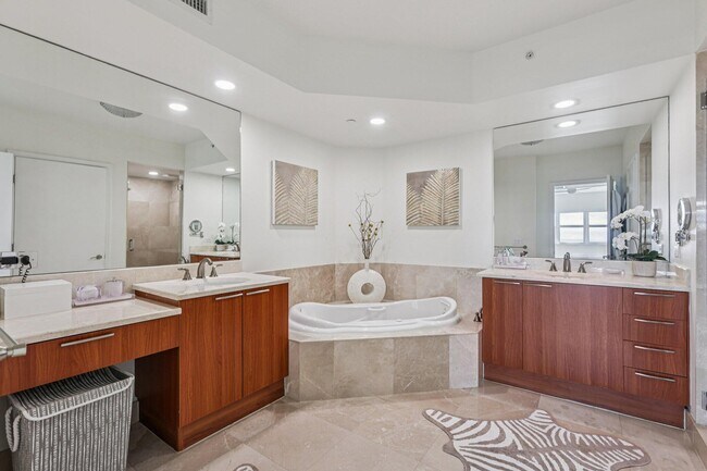 Building Photo - 2640 Lake Shore Dr