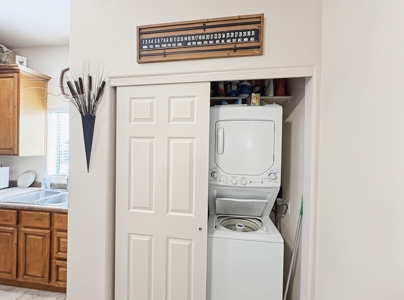 Building Photo - 1033 E Irvine Rd