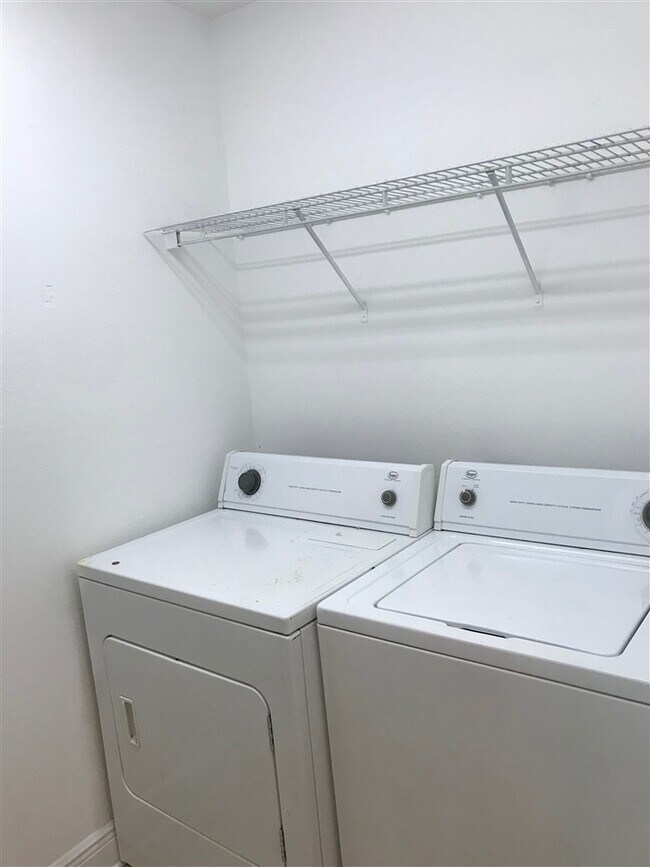 Building Photo - 2222 Cedarbrook Ct