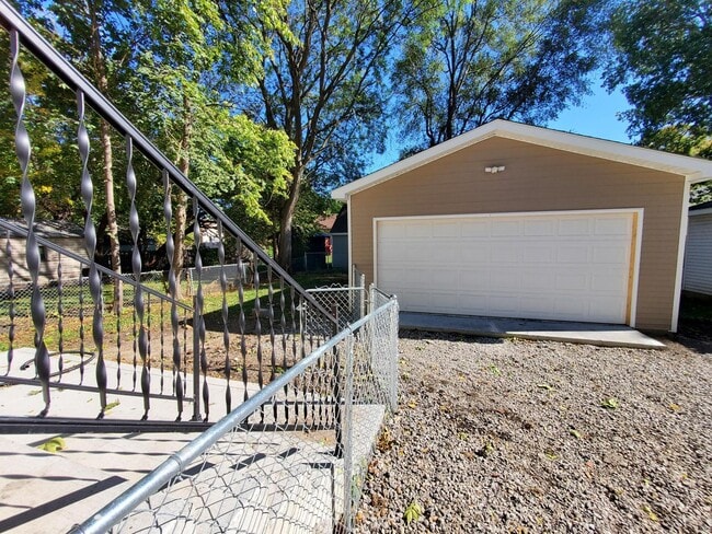 Building Photo - Updated 2 bedroom 2 bathroom with 2 Stall ...