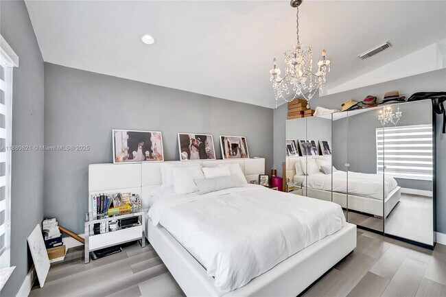 Building Photo - 4955 SW 33rd Ave