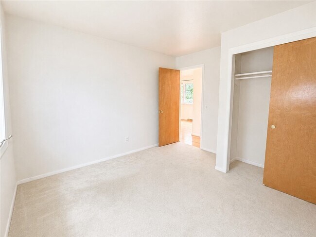 Building Photo - 142 Burleigh Dr