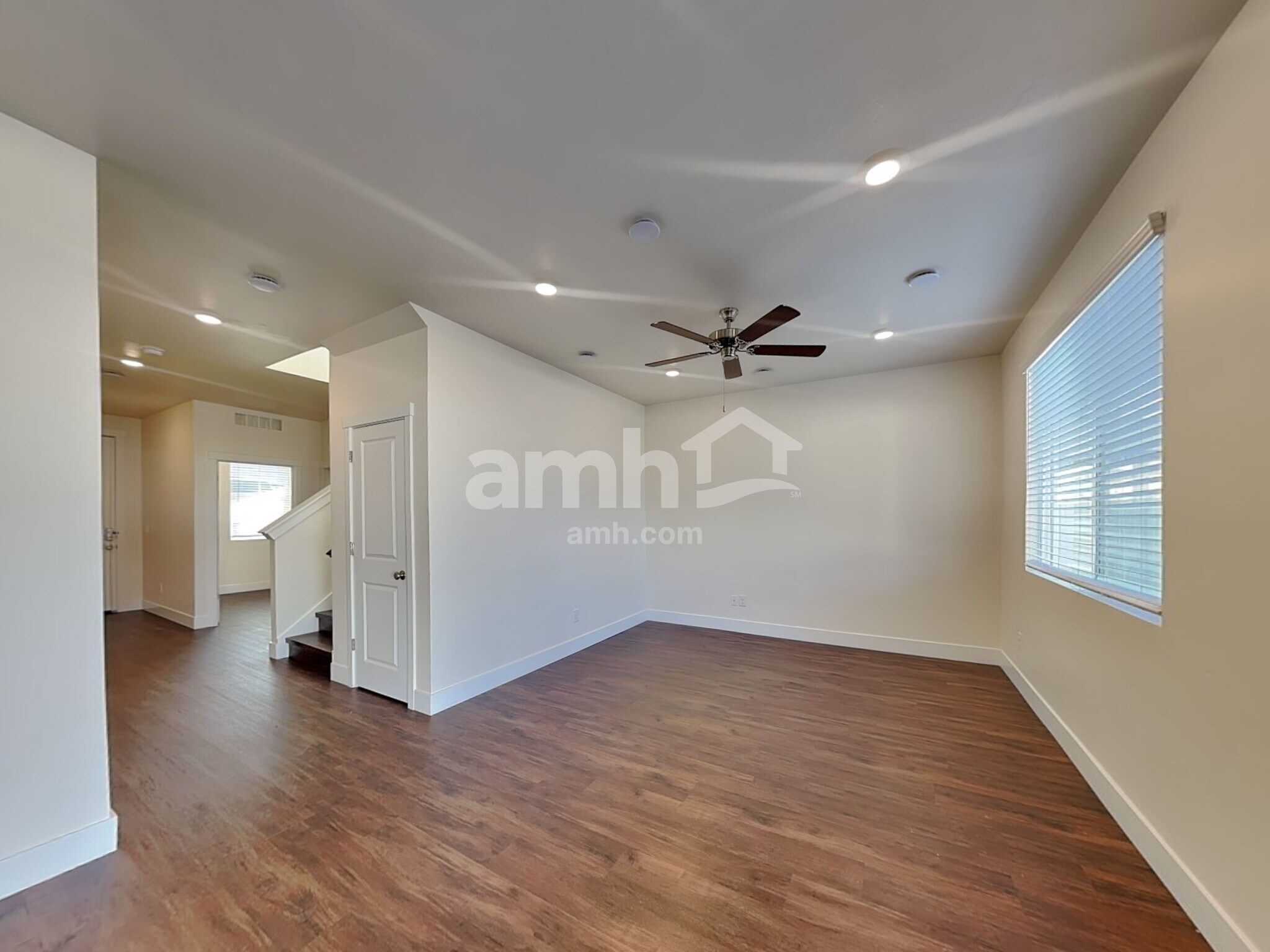 Building Photo - 1372 E Ludlow Dr