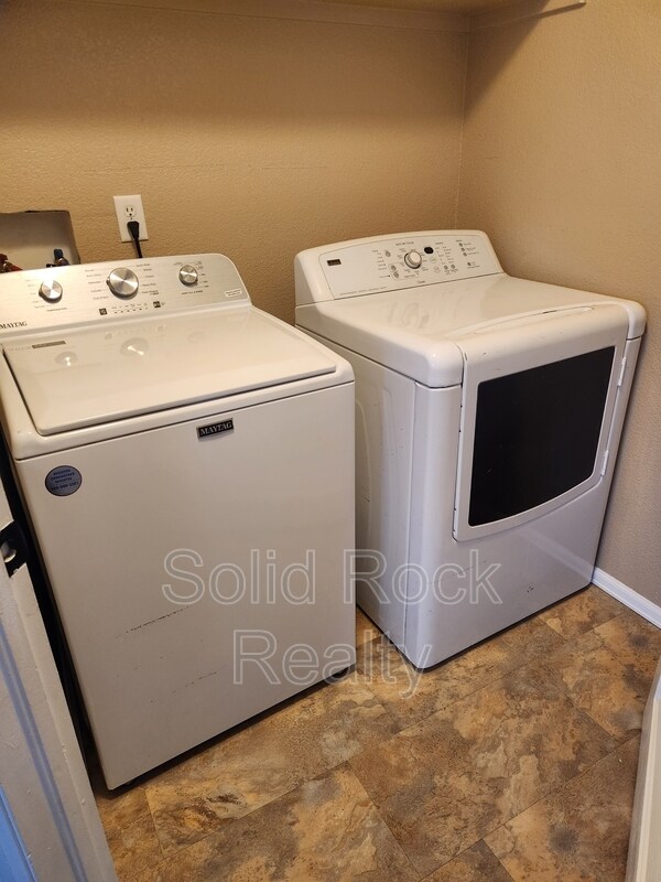 Building Photo - 4920 Universal Hts