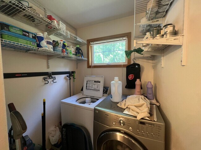 Building Photo - 3 Bed 1.5 half bath House Close to WWU and...