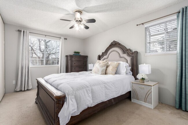 Building Photo - Beautiful 2 Bedroom Condo Across from Aurora Medical Center