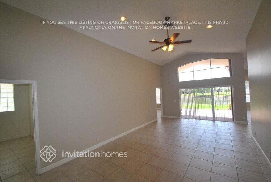 Building Photo - 9496 Lago Dr