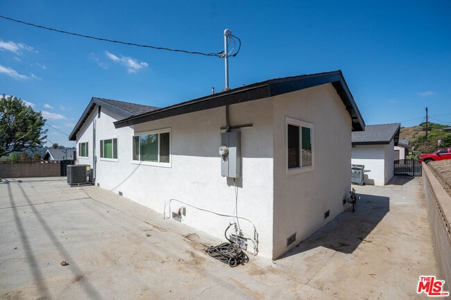 Building Photo - 1020 Larker Ave