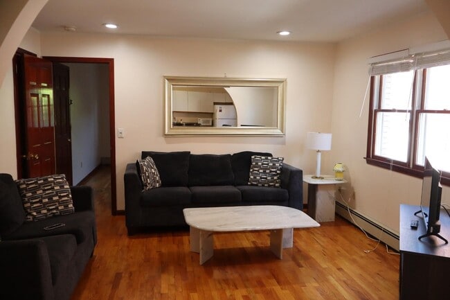 Building Photo - 17 Bronxville Ln