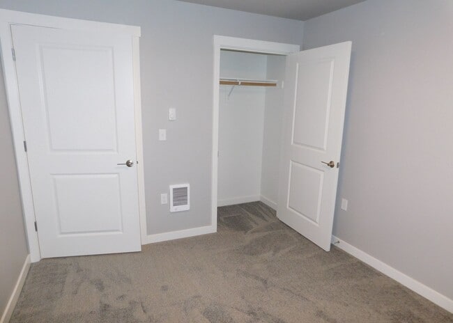 Building Photo - 2Bd/2Ba 2nd Story Apartment Unit - Available Now!