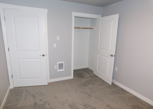 Building Photo - 2Bd/2Ba Upper Level Apartment - Available Now!