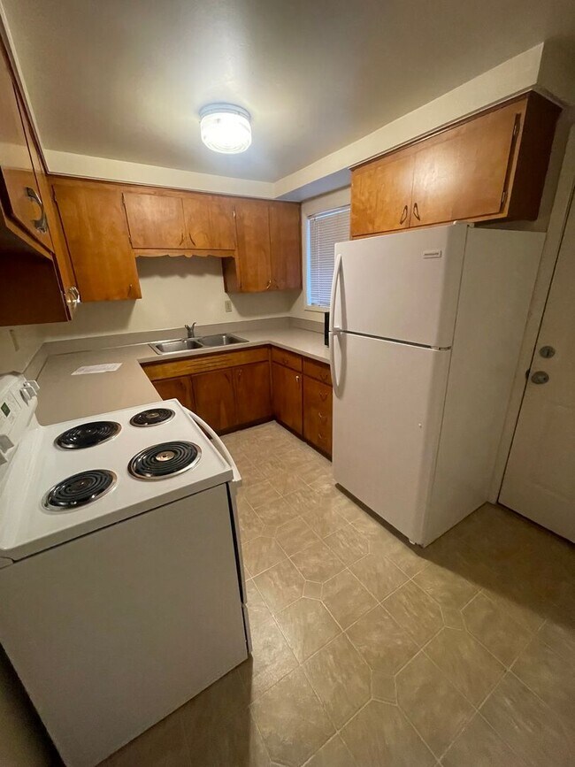 Building Photo - Large 2 Bedroom over looking the Golf Course!