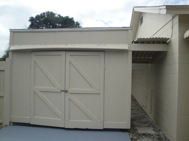 Building Photo - CLOSE TO SHOPPING AND SCHOOLS AVAIL OCTOBE...