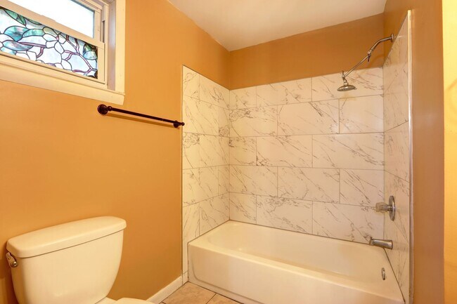 Building Photo - 4 Bedroom house---walk to Forsyth in 15 minutes