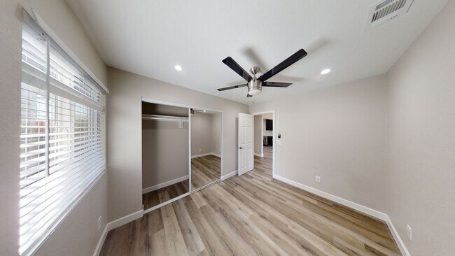 Building Photo - Newly Renovated (2022)! 7BD/3BA (Lease out...