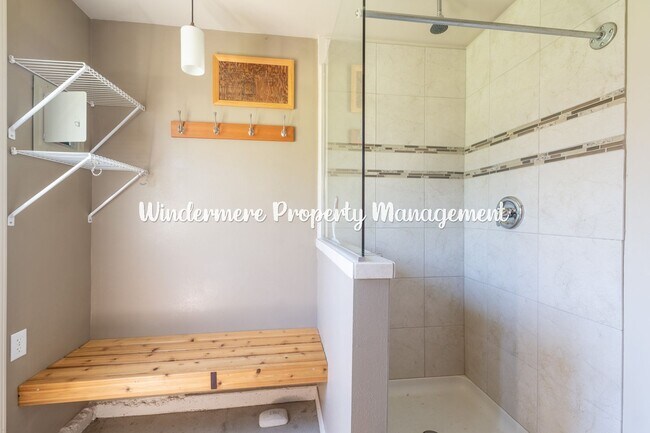Building Photo - Peaceful and bright 3 bed in Kingston, walk to ferry, with Dry Sauna!
