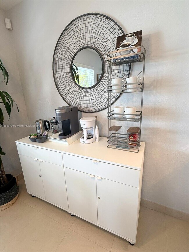 Building Photo - 1705 N Riverside Dr