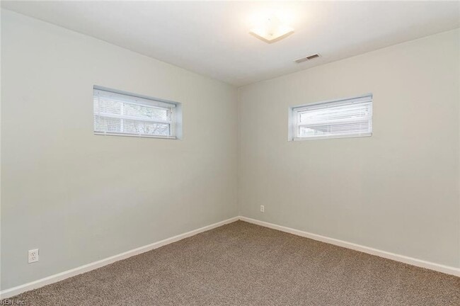 Building Photo - 1443 W 40th St